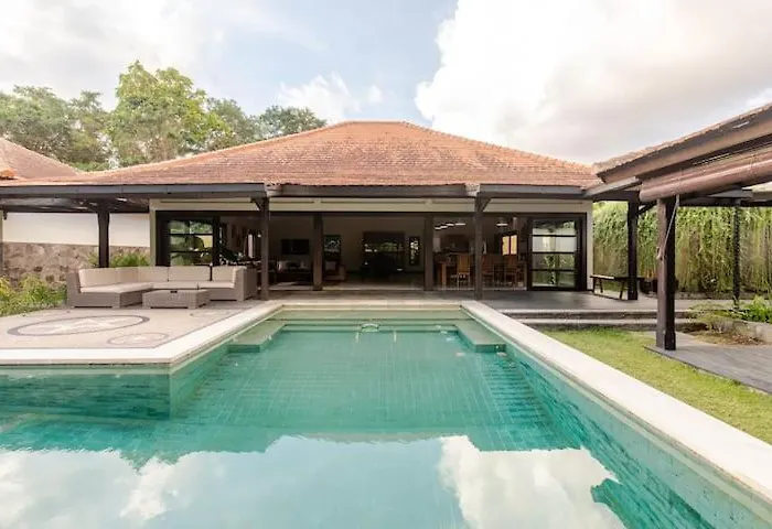 Luxury 4br W Pool & 5 Mins To